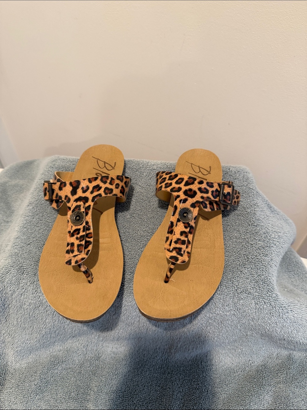Blowfish Leopard Print OpenToe T Strap Thong Sandal Adjustable Buckle Dressy 8.5